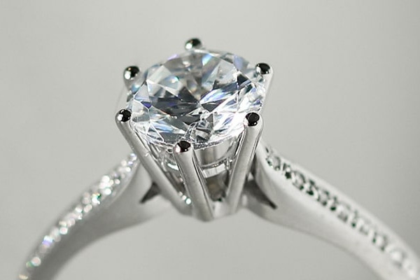 Anello di fidanzamento perfetto con un diamante rotondo