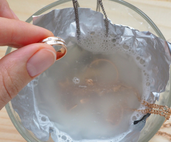 Pulizia degli anelli d'oro in acqua 