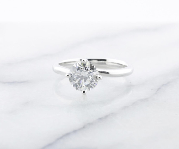  Anello brillante con montatura a griffe su tavolo di marmo - BAUNAT