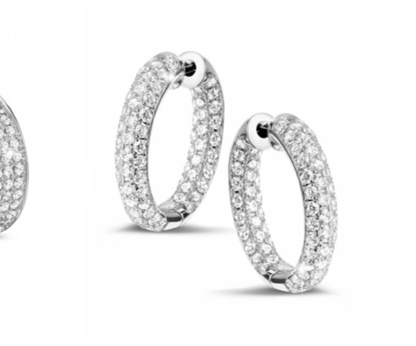 Sono presentati tre modelli di orecchini con diamanti, caratterizzati da raffinati stili creoli che ne esaltano il fascino lussuoso.