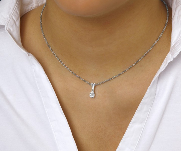 Collana in oro bianco con catenina sottile e pendente a goccia con diamante solitario