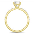 Anello solitario da 1,00 carati in oro giallo con diamanti laterali