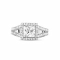 Anello solitario da 1,20 carati in platino con diamante princess e diamanti laterali