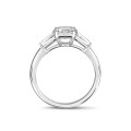 Anello trilogy da 1,00 carati in platino con diamante princess e baguette affusolate