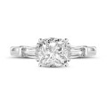 Anello trilogy da 1,00 carati in oro bianco con diamante cushion e baguette affusolate