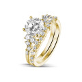Anello solitario con cluster da 1.50 carati in oro giallo con diamante rotondo