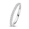 Anello eternity semi-incastonato da 0,26 carati in oro bianco - si abbina a tutti gli anelli della collezione Fancy Shapes