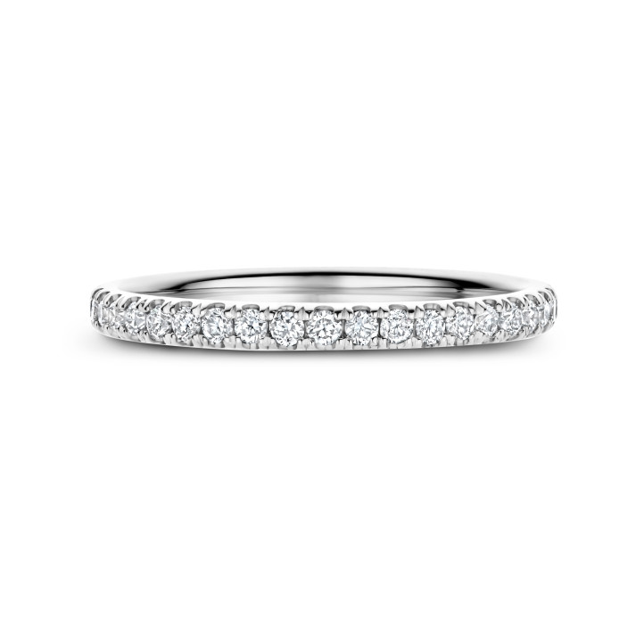 Anello eternity semi-incastonato da 0,26 carati in oro bianco - si abbina a tutti gli anelli della collezione Fancy Shapes