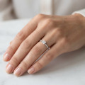 Anello solitario da 1,00 carati con diamante taglio Asscher e alone nascosto in oro bianco. 