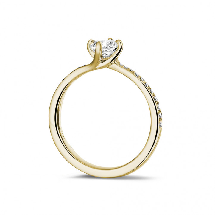 Anello solitario con diamante da 0,50 carati in oro giallo con diamanti laterali