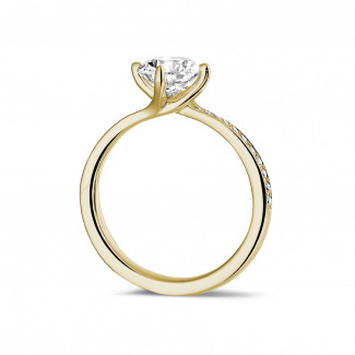 I gioielli in oro giallo più venduti - Anello solitario con diamante da 1,25 carati in oro giallo con diamanti laterali