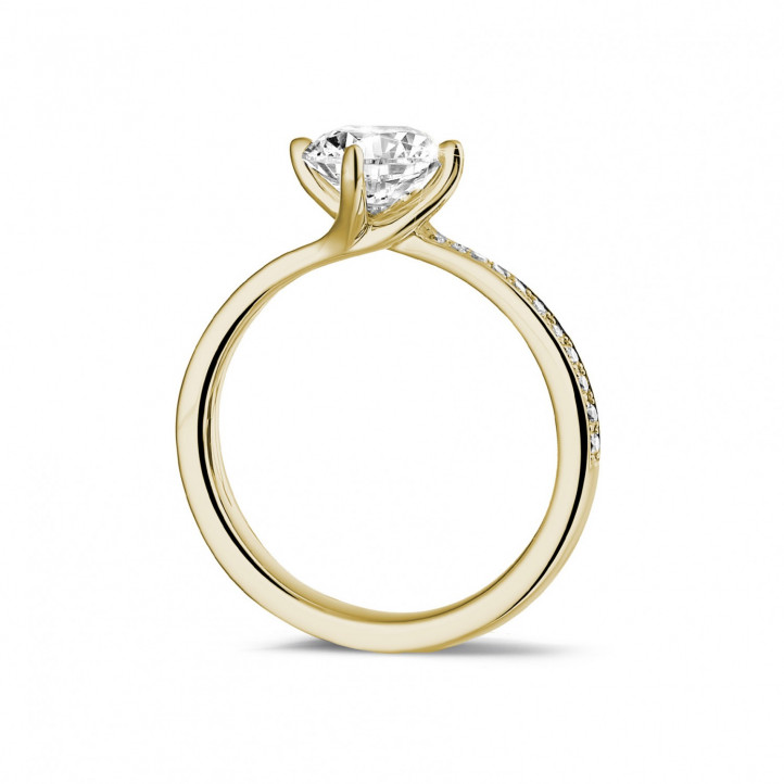 Anello solitario con diamante da 1,25 carati in oro giallo con diamanti laterali