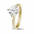 Anello solitario con diamante da 2,00 carati in oro giallo con diamanti laterali