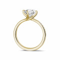 Anello solitario con diamante da 2,00 carati in oro giallo con diamanti laterali