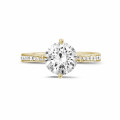 Anello solitario con diamante da 2,00 carati in oro giallo con diamanti laterali
