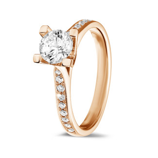 Anello solitario con diamante da 0,70 carati in oro rosso con diamanti laterali