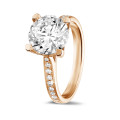 Anello solitario con diamante da 2,50 carati in oro rosso con diamanti laterali