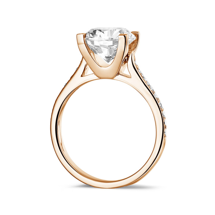 Anello solitario con diamante da 2,50 carati in oro rosso con diamanti laterali