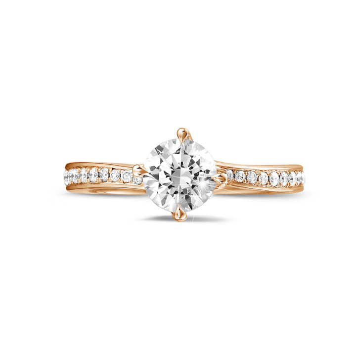 Anello solitario con diamante da 0,70 carati in oro rosso con diamanti laterali