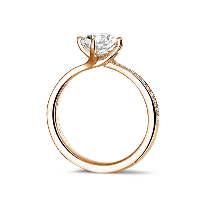 Anello solitario con diamante da 1,25 carati in oro rosso con diamanti laterali