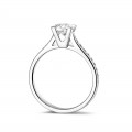 Anello solitario con diamante da 0,50 carati in platino con diamanti laterali