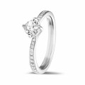 Anello solitario con diamante da 0,50 carati in platino con diamanti laterali