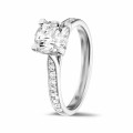 Anello solitario con diamante da 1,25 carati in platino con diamanti laterali
