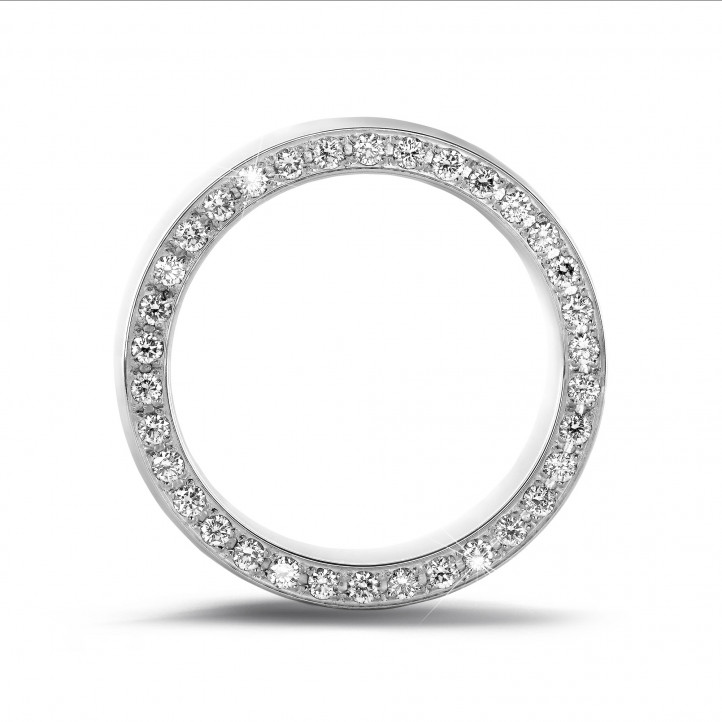 Anello eternity da 0,70 carati in oro bianco con piccoli diamanti rotondi sul lato