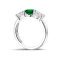 Anello trilogy in oro bianco con smeraldo centrale e 2 diamanti rotondi