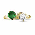 Anello Toi et Moi in oro giallo con diamante rotondo e smeraldo