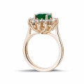 Anello Entourage in oro rosso con smeraldo ovale e diamanti rotondi