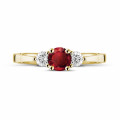 Anello trilogy in oro giallo con rubino centrale e 2 diamanti rotondi