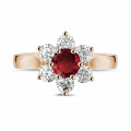 Anello Flowers in oro rosso con rubino rotondo e diamanti laterali
