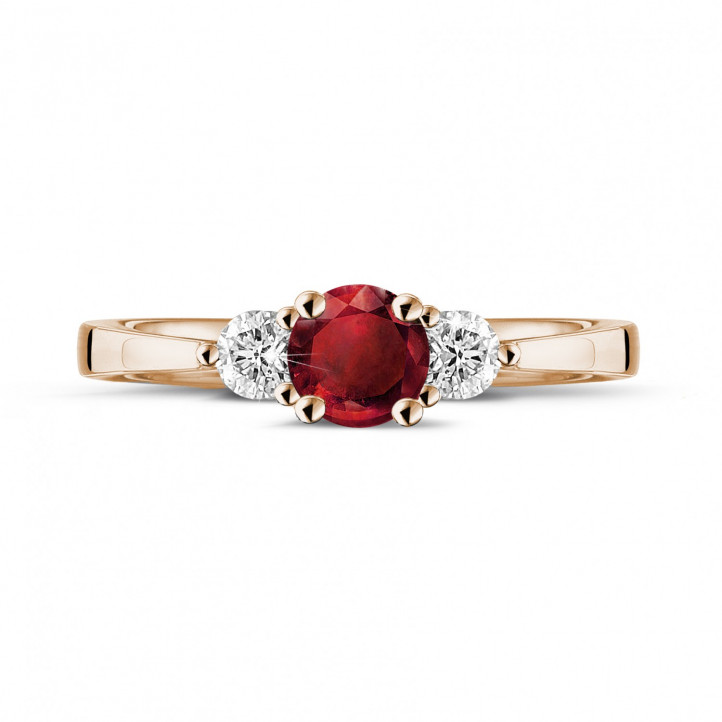 Anello trilogy in oro rosso con rubino centrale e 2 diamanti rotondi
