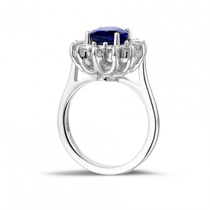 Anello Entourage in oro bianco con zaffiro ovale e diamanti rotondi