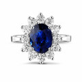 Anello Entourage in oro bianco con zaffiro ovale e diamanti rotondi