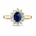 Anello Entourage in oro giallo con zaffiro ovale e diamanti rotondi