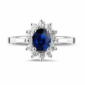 Anello Entourage in platino con zaffiro ovale e diamanti rotondi