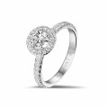 Anello solitario con halo da 0,50 carati in platino con diamanti rotondi