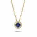 Collana Halo in oro giallo con zaffiro centrale e diamanti rotondi