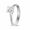 Anello solitario con diamante da 0,50 carati in platino con diamanti laterali