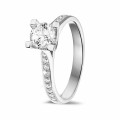 Anello solitario con diamante da 0,70 carati in platino con diamanti laterali