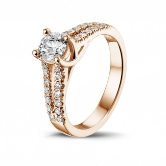 Anello solitario da 0,50 carati in oro rosso con diamanti laterali