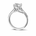 Anello solitario da 1,50 carati in platino con diamanti laterali