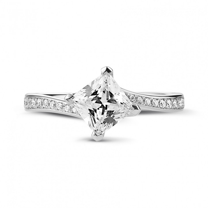 Anello solitario da 1,00 carati in platino con diamante princess e diamanti laterali