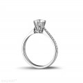 Anello solitario con diamante da 0,70 carati in oro bianco con diamanti laterali