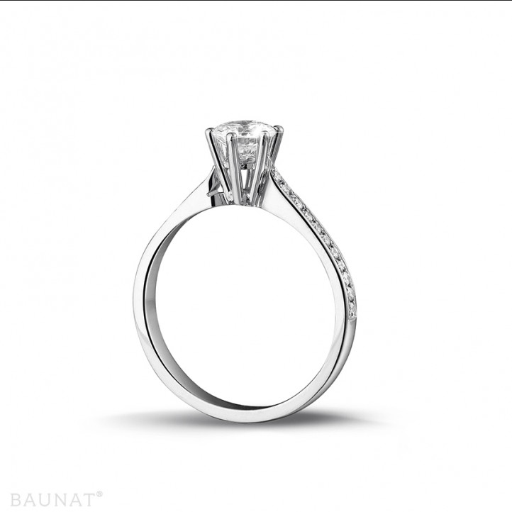 Anello solitario con diamante da 0,70 carati in oro bianco con diamanti laterali