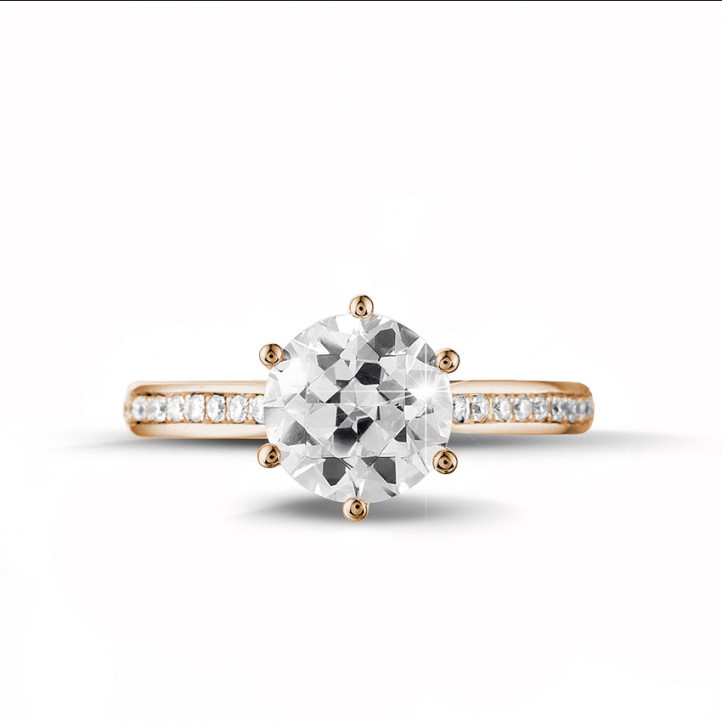 Anello solitario con diamante da 2,00 carati in oro rosso con diamanti laterali