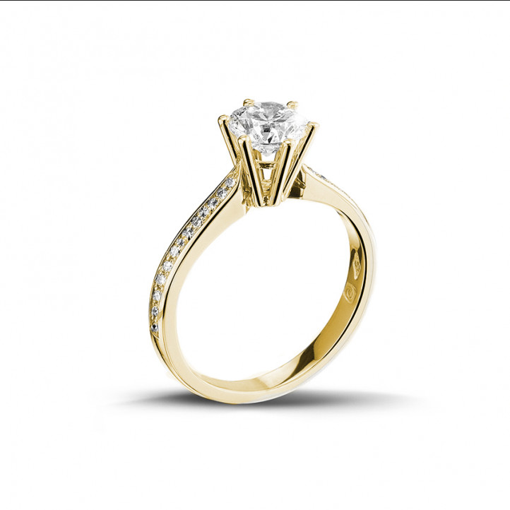Anello solitario con diamante da 0,90 carati in oro giallo con diamanti laterali