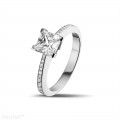 Anello solitario da 1,50 carati in platino con diamante princess e diamanti laterali